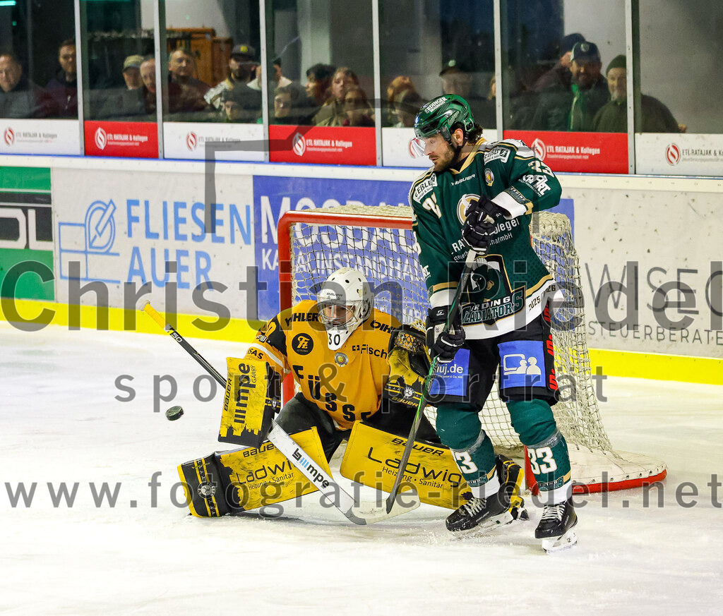 2026-02-27_113_TSV_Erding_gegen_EV_Fuessen | Erding, Deutschland, 27.02.2026:Eishockey, Oberliga Süd 2025 / 2026, 51. Spieltag, TSV Erding gegen EV Füssen, Endergebnis: 2:4Torwart Timotej Pancur (EV Füssen, #30), Marc Schmidpeter (Erding Gladiators, #33)Foto: Christian Riedel / fotografie-riedel.net