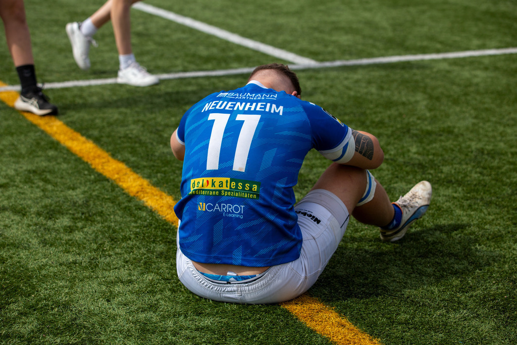 Heidelberg, 15.06.2024, Rugby 1. Bundesliga, Saison 2023/24, Finale um die deutsche Meisterschaft: SC Frankfurt 1880 gegen SC Neuenheim. Enttäuschung bei den Spielern des SC Neuenheim nach der erneuten Finalniederlage gegen Frankfurt | Heidelberg, 15.06.2024, Rugby 1. Bundesliga, Saison 2023/24, Finale um die deutsche Meisterschaft: SC Frankfurt 1880 gegen SC Neuenheim. Enttäuschung bei den Spielern des SC Neuenheim nach der erneuten Finalniederlage gegen Frankfurt - Realisiert mit Pictrs.com