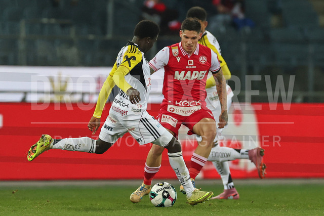 Austrian Bundesliga: Grazer AK 1902 vs LASK | GRAZ, AUSTRIA, 13.DEC.25 - SOCCER - ADMIRAL Bundesliga, Grazer AK 1902 vs LASK. The image shows Emmanuel Michael (Lask) and Dominik Frieser (GAK).
