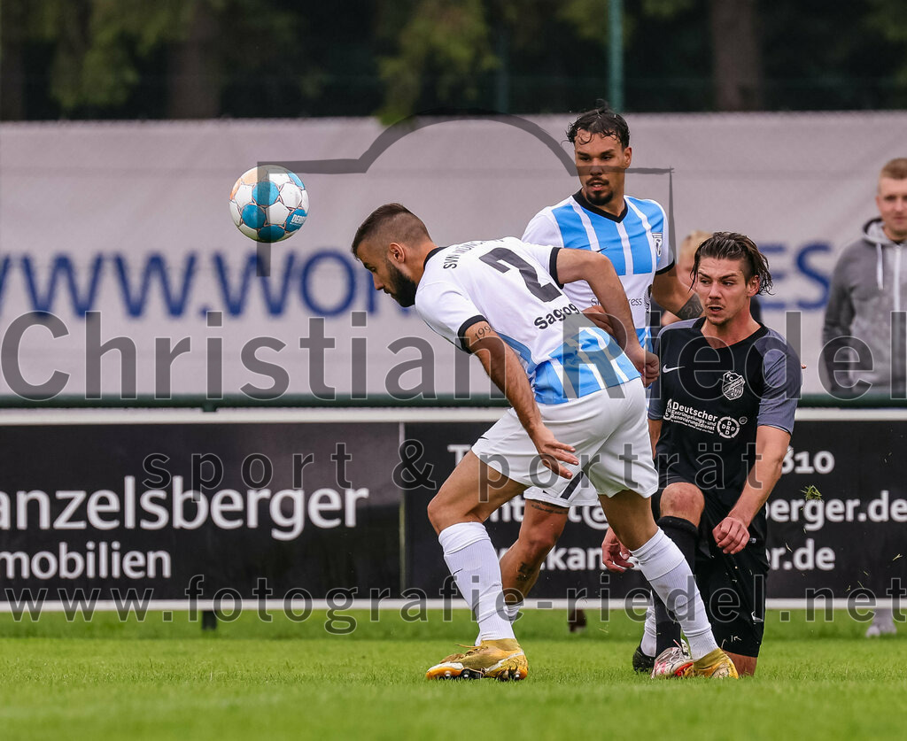 2023-08-05_101_FC_Langengeisling_gegen_SVN_Muenchen | Erding, Deutschland, 05.08.2023:
Fußball, Bezirksliga Oberbayern Ost 2023 / 2024, 2. Spieltag, FC Langengeisling gegen SVN München, Endergebnis: 1:3

Baran Sagiroglu (SVN München, #2), Maximilian Birnbeck (FC Langengeisling, #27), Julien Santana-Mielke (SVN München, #17)

Foto: Christian Riedel / fotografie-riedel.net
