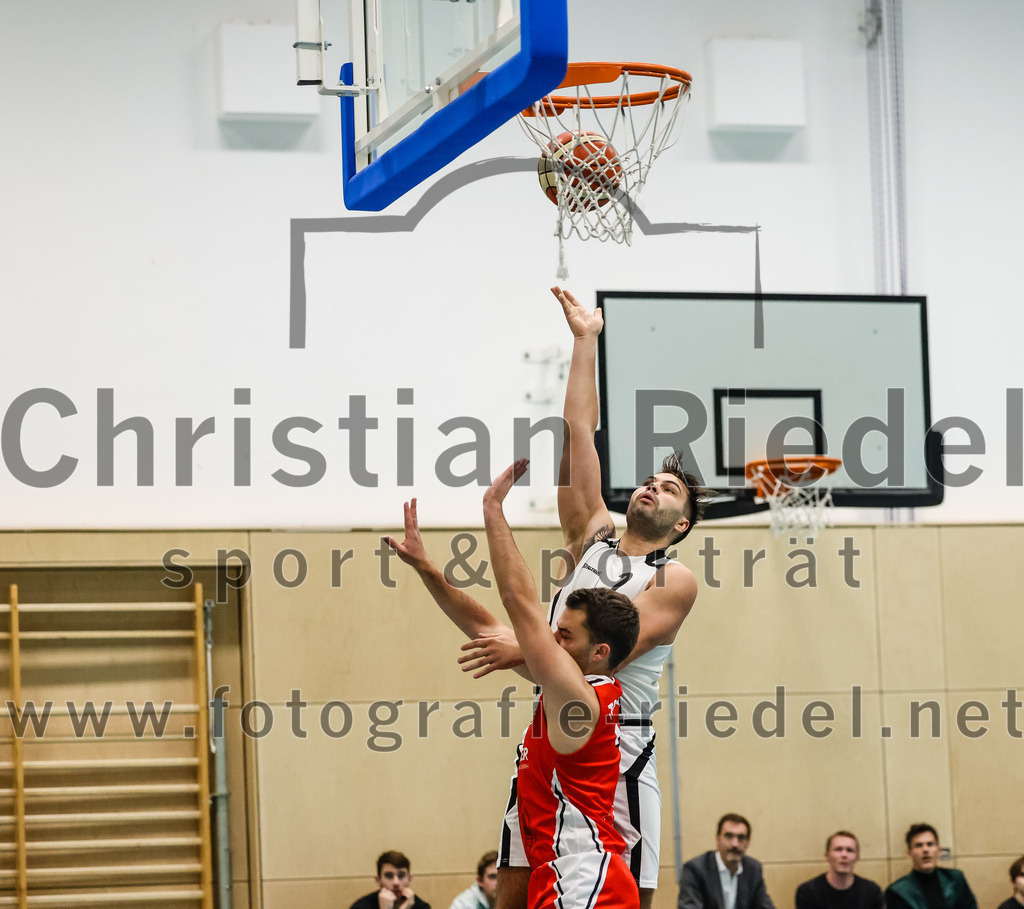 2022-12-03_060_TSV_Vaterstetten_gegen_TG_Landshut | Vaterstetten, Deutschland, 03.12.2022:
Basketball, Bayernliga Herren Südost 2022 / 2023, 7. Spieltag, TSV Vaterstetten gegen TG Landshut, Endergebnis: 71:78

Stefan Englberger (TG Landshut, #7), Christian Balszuweit (TSV Vaterstetten, #2)

Foto: Christian Riedel / fotografie-riedel.net