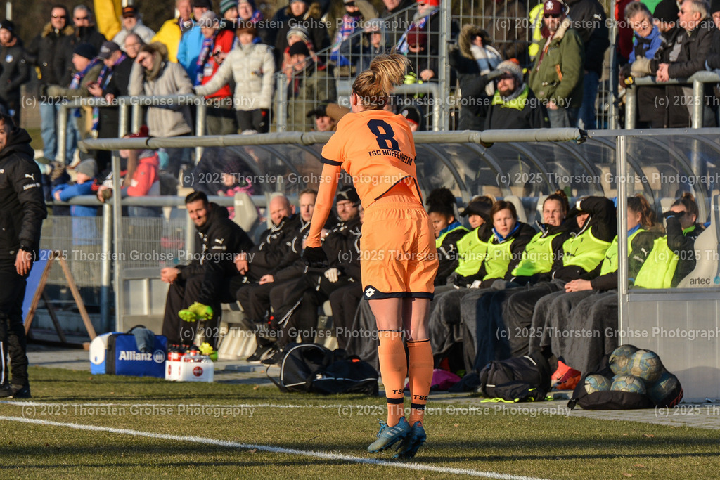 Fussball-BL Frauen 1. FFC Frankfurt vs. TSG 1899 Hoffenheim | Maximiliane Rall #8 (TSG 1899 Hoffenheim); Fussball-BL Frauen 1. FFC Frankfurt vs. TSG 1899 Hoffenheim, Fussball-Bundesliga Frauen am 24.02.2018 im Stadion am Brentanobad in Frankfurt/Main, (Deutschland) - Realisiert mit Pictrs.com