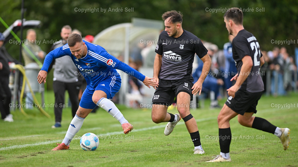 SpVg Eidertal Molfsee vs Eckernförder SV | Tom Wüllner (Molfsee #10) vs Jost-Bennet Andreas (ESV #6) &amp; Julien Huber (ESV #23) / Fußball-Landesliga Schleswig Männer 2025/2026 / SpVg Eidertal Molfsee vs Eckernförder SV / Platz A / Molfsee / 27.09.25 - Realisiert mit Pictrs.com