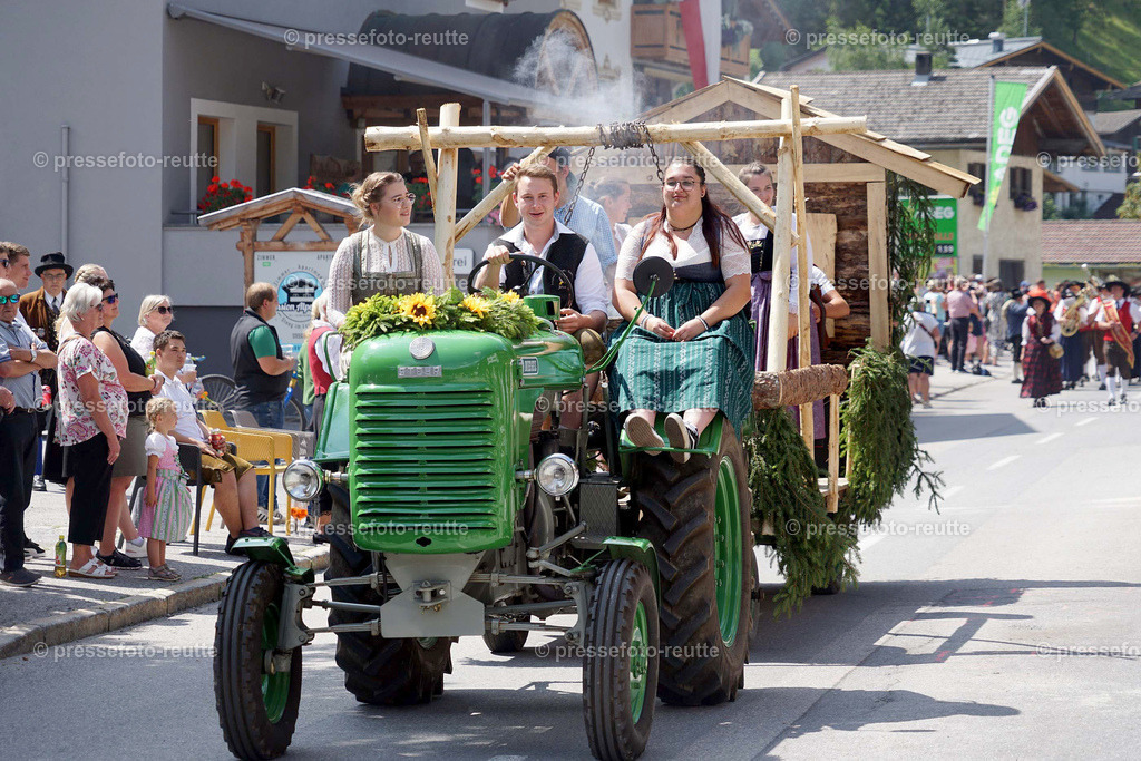 e32-news-2023-Juli23-Regimentsschuetzenfest3-Steeg-UMZUG_DORF-DSC07491 | Info aus dem Bezirk Reutte/Ausserfern Tirol sowie eine umfangreiche Bilddatenbank über die gesamte Region: Lechtal, Talkessel Reutte, Tannheimertal, Zwischentoren. Lech, Plansee, Zugspitze, Grenztunnel, B179, Fernpassstraße, Verkehr, Lawinen, Tradition, - Realisiert mit Pictrs.com