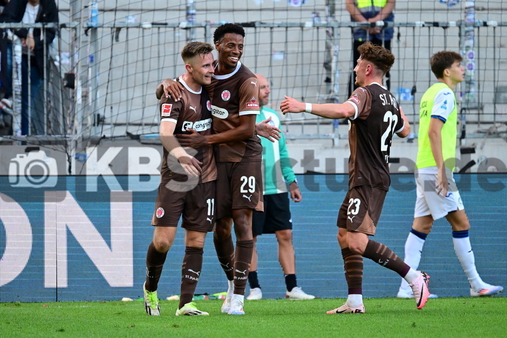 KBS Picture_FCStPauli-AtalantaBergamo_Test_049 | St. Pauli Torjubel zum 1:0 Torschuetze ist Eggestein Johannes (St.Pauli) , hier mit v.l. Guilavogui Morgan (St.Pauli) , Treu Philipp (St.Pauli) ,Sportplatz :  Millerntor Stadion, - Realisiert mit Pictrs.com
