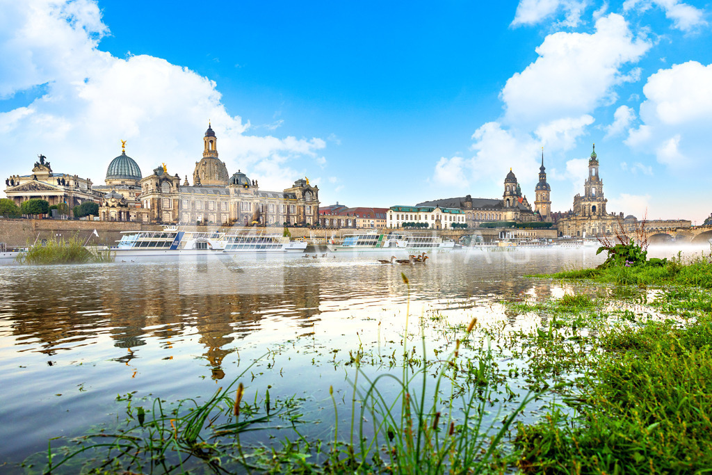 Silhouette-Dresden-Altstadt-Dampfer-0U3A5856 | Blick auf die atemberaubende Altstadtsilhouette der Stadt Dresden  an der Elbe mit der Frauenkirche, der Hofkirche und Elbdampfern. - Realisiert mit Pictrs.com