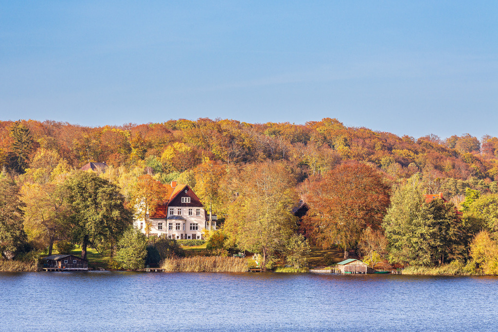 Blick über den See Schmaler Luzin auf die herbstliche Feldberger Seenlandschaft | Blick über den See Schmaler Luzin auf die herbstliche Feldberger Seenlandschaft.