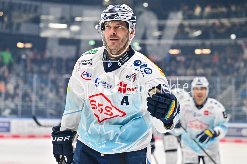 Augsburger Panther - Dresdner Eislöwen | AUGSBURG, DEUTSCHLAND - 06. MÄRZ: Jubel der Gäste nach dem Treffer zum 0-2 durch Lance BOUMA (Eislöwen Dresden 17) / Tor / Torschuetze / Freude / Happy / während dem Match zwischen den Augsburger Panthern und den Dresdner Eislöwen am 49. Spieltag der Penny DEL im Curt Frenzel Stadion
