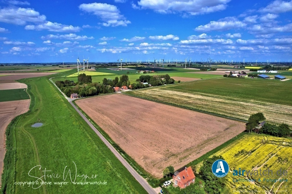 Luftbilder-Dithmarschen-Hilgroven-Hellschen-Heringsand-Unterschaar-airwatch | Ortsbeschreibung: Hellschen-Heringsand-Unterschaar liegt inmitten der Dithmarscher Marsch, nur wenige Kilometer von der Nordsee entfernt. Die ruhige Lage ohne Durchfahrtsstraße macht die Gemeinde zum Ferienort für Familien mit Kindern. Die Landschaft ist landwirtschaftlich geprägt, und vom stürmischen norddeutschen Wetter geformt. Wind und Weite sind die vorherrschenden Elemente.
