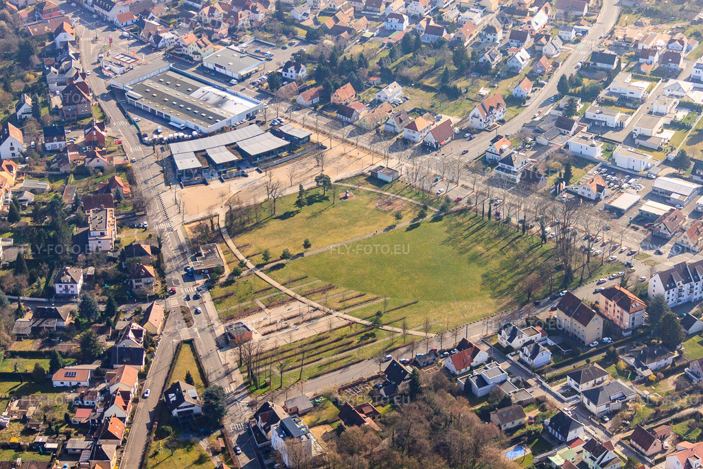 Vue aérienne: Parc Bellevue et Ecole Maternelle Bellevue depuis l'ouest à le quartier Les Pins St-Gerard in Hagenau dans le département Bas Rhin, France.Photo: IMG_62832.jpg prise le 09/03/2014 par Werner Riehm/FLY-FOTO.euRésolution de l'original: 4752 x 3168 px