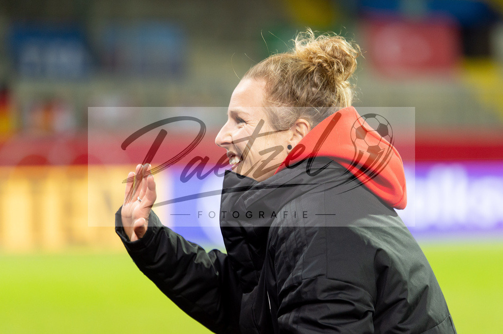 GERTUR20211126_059 | Fussball, Frauen: Svenja Huth (Germany) gestikuliert, Gestik bei dem Spiel der WM-Qualifikation zwischen Deutschland und Tuerkei im Eintracht-Stadion am 26.11.2021 in Braunschweig, Deutschland. - Realisiert mit Pictrs.com