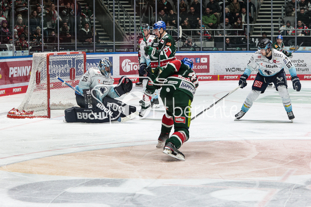 Augsburger Panther - ERC Ingolstadt | Sebastian WAENNSTROEM (AEV #40) bringt den Puck in dieser Szene nicht im Tor unter