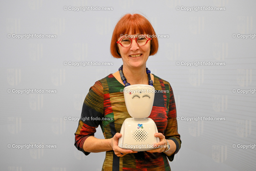 Pressekonferenz Land Ooe_ Bildung ohne Barrieren_ 19.02.2024-21 | 19.02.2024, Linz, AUT, Pressekonferenz Land Ooe, Bildung ohne Barrieren, im Bild Irene Muehlbach (Landesschulzentrum für Hoer- und Sehbildung)