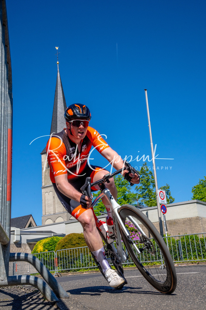 Spurt in den Mai 2026 - Großer Preis der Sparkasse Neuss | Annual one-day road cycling race "Großer Preis der Sparkasse Neuss" held in Büttgen, Germany, organized by VfR Büttgen 1912 e.V. The event features multiple races across all age categories from U11 youth to Elite men. - Realisiert mit Pictrs.com