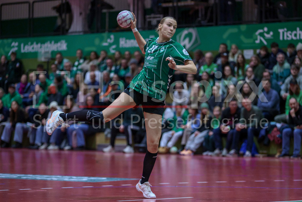 Handball, 2. Bundesliga Frauen, SV Werder Bremen - ESV 1927 Regensburg | Emma Ruwe (SV Werder Bremen, 27) beim Siebenmeter, 7m, Spielszene, Aktion, Action