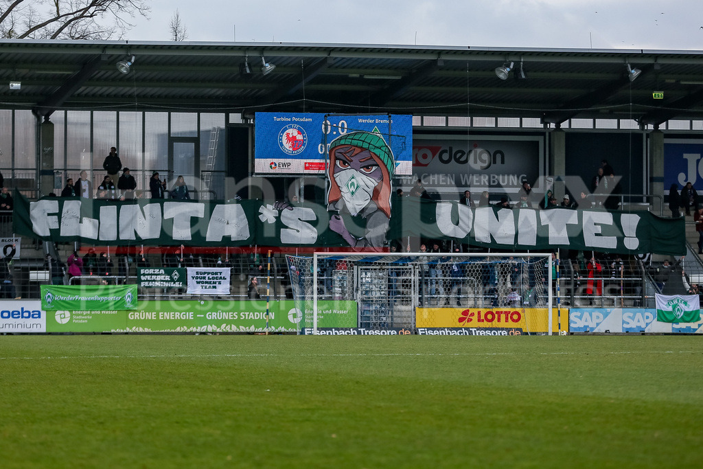 Fussball, Google Pixel Frauen-Bundesliga, 1. FFC Turbine Potsdam - SV Werder Bremen | v.li.: Die Fans des SV Werder Bremen, Fans zeigen Choreo, Choreographie der Zuschauer, Fans, Publikum, Zuschauer, Stimmung, Atmosphäre, Stadion, Banner mit der Aufschrift Flinta s Unite, DIE DFB-RICHTLINIEN UNTERSAGEN JEGLICHE NUTZUNG VON FOTOS ALS SEQUENZBILDER UND/ODER VIDEOÄHNLICHE FOTOSTRECKEN. DFB REGULATIONS PROHIBIT ANY USE OF PHOTOGRAPHS AS IMAGE SEQUENCES AND/OR QUASI-VIDEO.