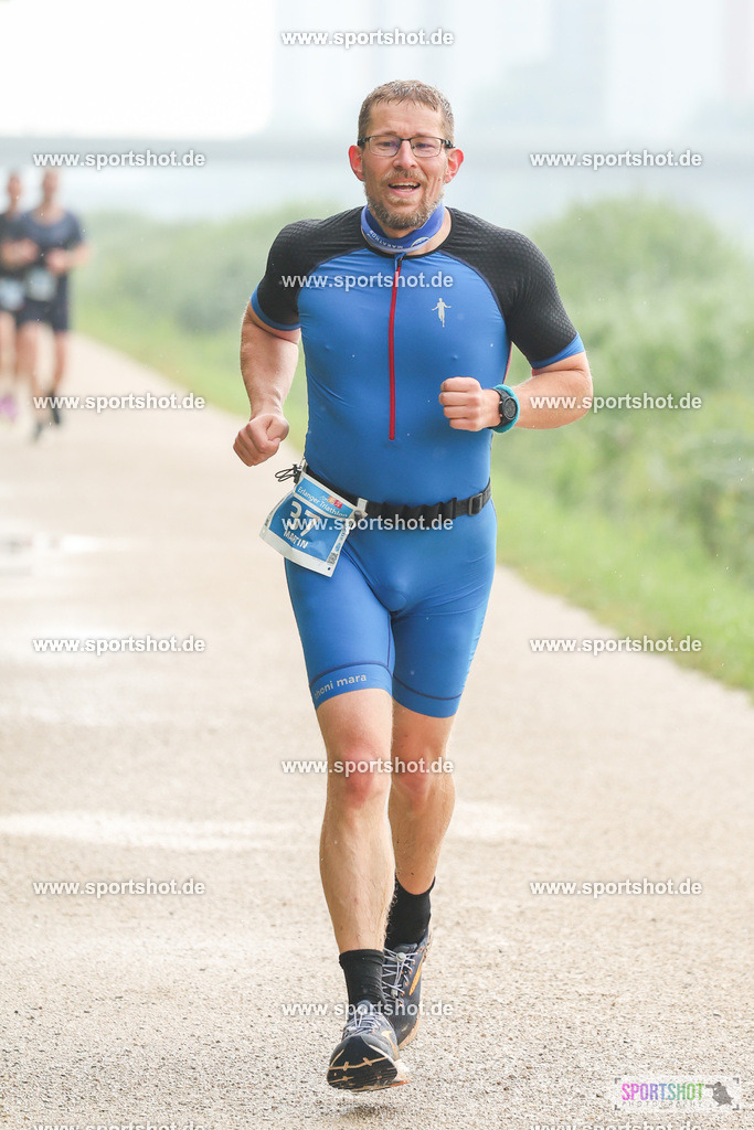 LUR_1167 | 34. M-net Erlanger Triathlon 2025 #erlangertriathlon  #mnettriathlon2025 #mnettriathlon #team #olympischedistanz #mitteldistanz #triathlon #maindonaukanal  #erlangertriathlon2025 #yourpictrs #tv1848 #tv1848erlangen  #triathlonbayern #sportinerlangen #demsportverbunden #sportshot_your_pictrs Copyright: www.sportshot.de