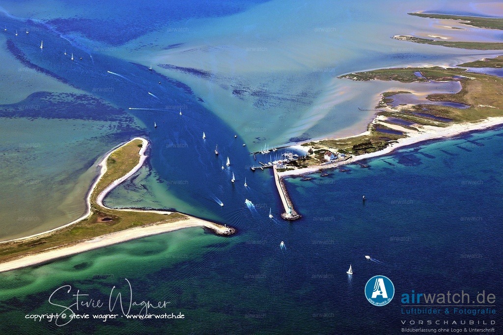 Luftbilder Ostseefjord Schlei, Maasholm, Port Olpenitz, Schleimünde | Da Schleimünde durch das Naturschutzgebiet vom Festland abgetrennt ist, ist sie nur über den Wasserweg erreichbar – meist mit Ausflugsschiffen von Kappeln aus oder mit eigenen Booten, Kanus oder Segelbooten. Liegeplätze mit Stromversorgung sind vorhanden, Wasser und Duschen sind jedoch begrenzt.