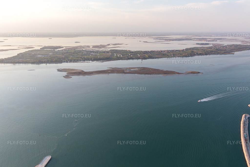 Vue aérienne: Vue de la ville à Punta Sabbioni dans le département Vénétie, Italie. Photo: IMG_098289.jpg prise le 03/04/2017 par Werner Riehm/FLY-FOTO.eu – Résolution de l'original: 4990 x 3327 px