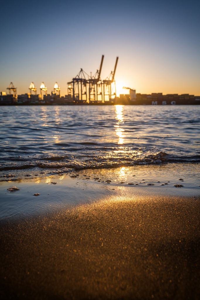 10231033 - Abendlicht am Elbstrand | Wunderschöne maritime Lichtstimmung abends am Elbstrand. Dieses Motiv erzeugt durch den weitläufigen Unschärfebereich, durch den die Elbe und der Hafen nur schemenhaft zu erkennen sind, eine geradezu traumhafte Atmosphäre.