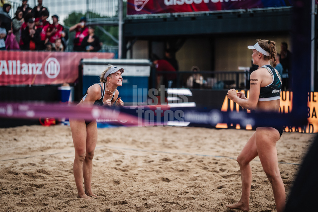 Beachvolleyball | Frauen | Allianz German Beach Tour 2025 | Tourstop Hamburg | 01.06.2025 | v.l. Melanie Paul und Lea Kunst jubeln nach dem Sieg und dem Einzug ins Finale
