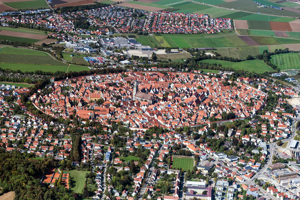dr__0093256.jpg | NöRDLINGEN 01.10.2021 Altstadtbereich und Innenstadtzentrum in Nördlingen im Bundesland Bayern, Deutschland. // Old Town area and city center in Noerdlingen in the state Bavaria, Germany. Foto: Daniel Reiter