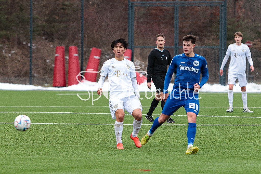 FC Bayern Amateure - Bahlinger SC | Taichi FUKUI (FCB #21) im Duell mit Luca KOEBELE (BSC #21)