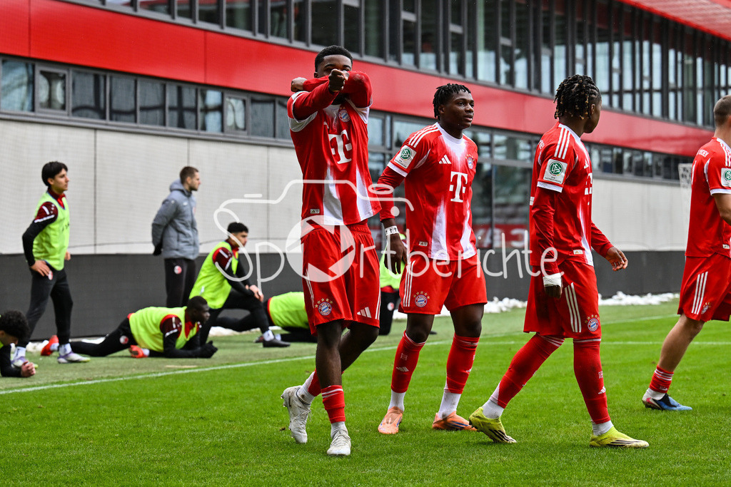 FC Bayern München - Berliner Athletik Klub | MUNICH, GERMANY - 21. FEBRUARY: Jubel der Bayern nach dem Treffer zum 3-1 durch Allen LAMBE (FC Bayern München U19 8) / Tor / Torschuetze / Freude / Happy während dem Spiel zwischen der U19 des FC Bayern München und der U19 des Berliner Athletik Klubs am 3. Spieltag der DFB-U19 Nachwuchsliga am FC Bayern Campus