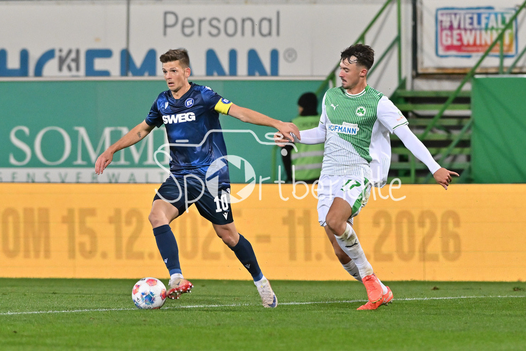 SpVgg Greuther Fürth - Karlsruher SC | FUERTH, GERMANY - OCTOBER 24: Marvin WANITZEK (Karlsruher SC 10) against Noah KOENIG (Konig, König, SpVgg Greuther Fuerth 17) during the 2. bundesliga match between SpVgg Greuther Fuerth vs. Karlsruher SC on matchday 10 at Sportpark Ronhof Thomas Sommer on October 24, 2025 in Fuerth, Germany / DFL REGULATIONS PROHIBIT ANY USE OF PHOTOGRAPHS AS IMAGE SEQUENCES AND/OR QUASI-VIDEO