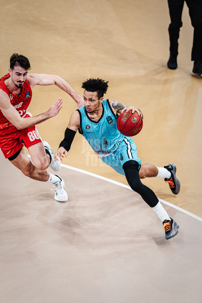 Basketball | Männer | Saison 2024/2025 | BKT EuroCup | Veolia Towers Hamburg vs. Hapoel Bank Yahav Jerusalem | 17.12.2024 | Jaizec Lottie (#4, Veolia Towers Hamburg) am Ball