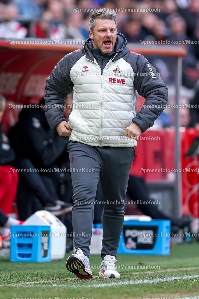 1FC08022601025 | 08.02.2026, Fußball, 1. FC Köln - RB Leipzig, 1. Fußball Bundesliga, 21. Spieltag, RheinEnergie-STADION, Saison 2025 2026: Cheftrainer Lukas Kwasniok (1FC Koeln #hc) gestikulierend am Spielfeldrand   DFB regulations prohibit any use of photographs as image sequences and or quasi-video.