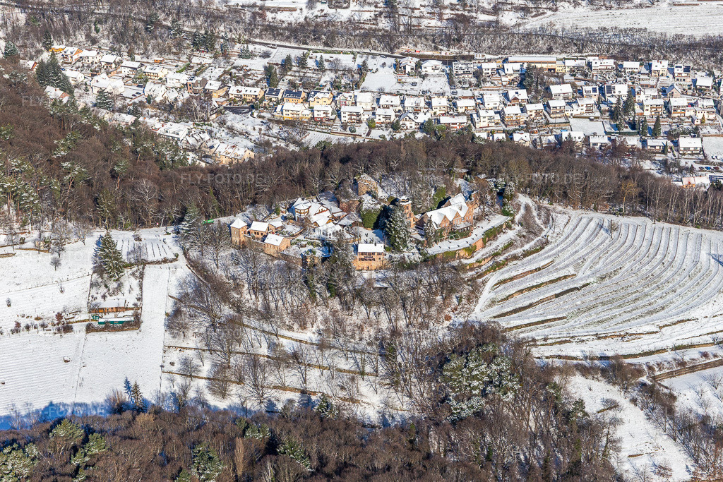 Luftbild: Winterluftbild im Schnee von Schloß Kropsburg im Ortsteil SaintMartin in Sankt Martin im Bundesland Rheinland-Pfalz in Deutschland. Foto: IMG_124550.jpg vom 11.02.2021 durch Werner Riehm/FLY-FOTO.de