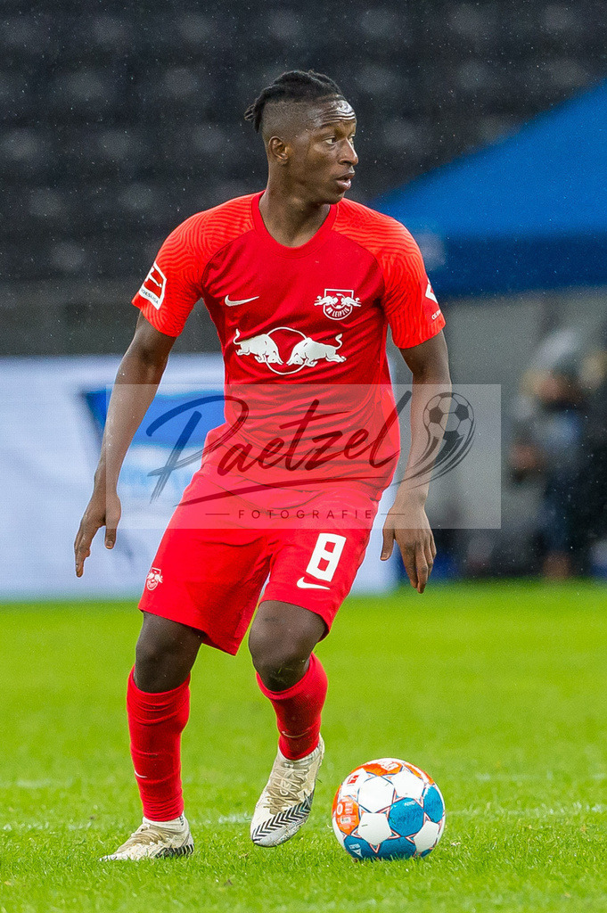 BSCRBL20220220_209 | Fussball, Herren: Amadou Haidara (RB Leipzig) in Aktion, am Ball, Einzelaktion bei dem Spiel der 1. Bundesliga zwischen Hertha BSC und RB Leipzig im Olypiastadion am 20.02.2022 in Berlin, Deutschland.DFB / DFL REGULATIONS PROHIBIT ANY USE OF PHOTOGRAPHS AS IMAGE SEQUENCES AND/OR QUASI-VIDEO. - Realisiert mit Pictrs.com