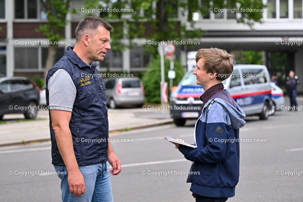 Polizeieinsatz Linz Nietzschestrasse nach Bombendrohung im Polizeigebaeude_ 22.05.2024-21 | 22.05.2024, AUT, Polizeieinsatz Linz Nietzschestrasse nach Bombendrohung im Polizeigebaeude, im Bild David Furtner (Polizei Presse LPD Ooe) im Gespraech mit Philip Stadler (Krone Linz)