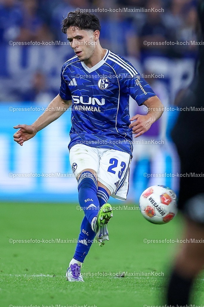 S0413092501149 | 13.09.2025, Fußball, FC Schalke 04 - Holstein Kiel, 5.Spieltag, 2. Fußball Bundesliga, Veltins-Arena Gelsenkirchen, Saison 2025 2026: Soufiane El-Faouzi (Schalke04 #23) DFB regulations prohibit any use of photographs as image sequences and or quasi-video.