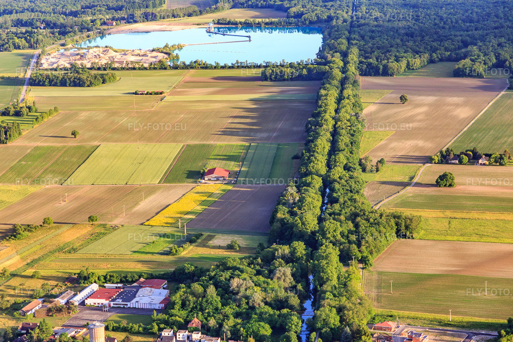 Vue aérienne: Baggersee der Ballastieres Werny SAS  und UL-Flugplatz à Marckolsheim dans le département Bas Rhin, France – .Photo: IMG_147374.jpg prise le 29/05/2025 par Werner Riehm/FLY-FOTO.eu – Résolution de l'original: 5472 x 3648 px – Ballastières Werny