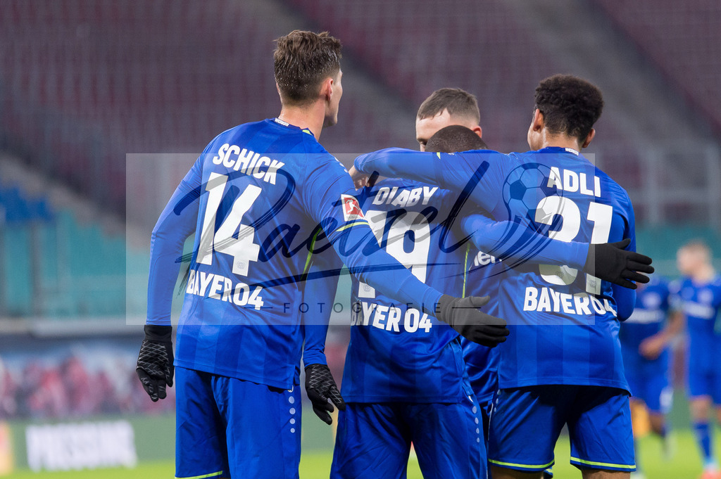 RBLLEV20211128_048 | Fussball, Herren: Moussa Diaby (Bayer 04 Leverkusen) Torjubel, jubelt mit seiner Mannschaft nach dem Treffer zum 0:2 bei dem Spiel der 1. Bundesliga zwischen RB Leipzig und Bayer 04 Leverkusen in der Red Bull Arena am 28.11.2021 in Leipzig, Deutschland.DFB / DFL REGULATIONS PROHIBIT ANY USE OF PHOTOGRAPHS AS IMAGE SEQUENCES AND/OR QUASI-VIDEO. - Realisiert mit Pictrs.com