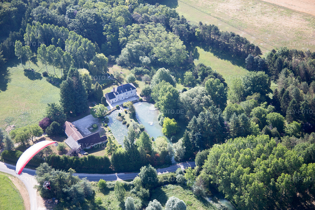 Luftbild: Ortsansicht in Landes-le-Gaulois im Bundesland Loir-et-Cher in Frankreich. Foto: IMG_082244.jpg vom 20.06.2015 durch Werner Riehm/FLY-FOTO.de