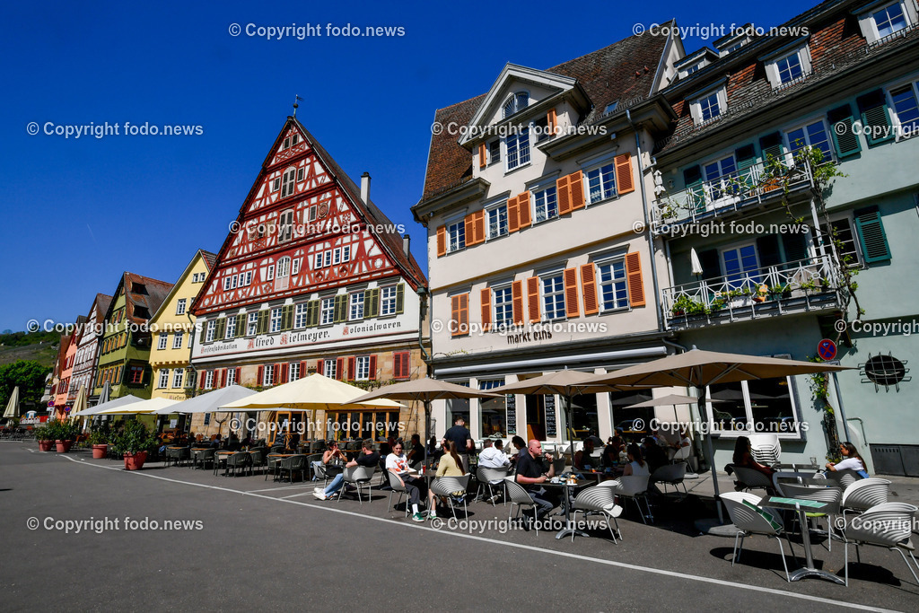 Deutschland_ Baden-Wuerttemberg_ Esslingen am Neckar_ 30.04.2025-11 | 30.04.2025, Deutschland, GER, Baden-Wuerttemberg, Esslingen am Neckar, im Bild Themenbild, Stadtansichten, Marktplatz, Cafe, Gastronomie, Gastgarten, Tourismus, Fachwerkgebaeude, Feature, Symbolbild