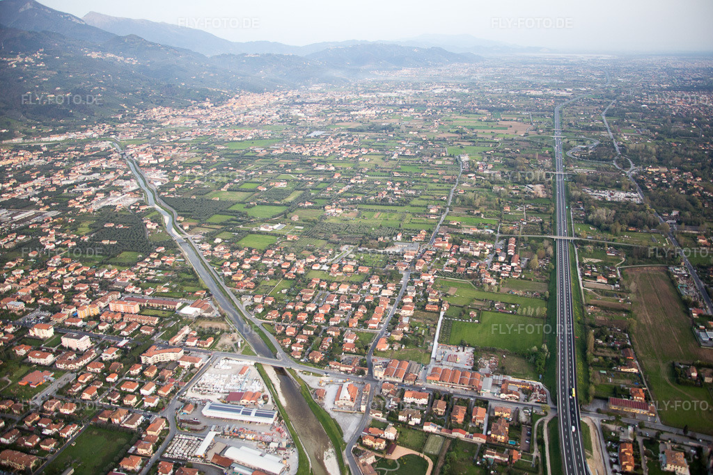 Luftbild: Ortsansicht in Federigi im Bundesland Toscana in Italien. Foto: IMG_087021.jpg vom 03.04.2016 durch Werner Riehm/FLY-FOTO.de