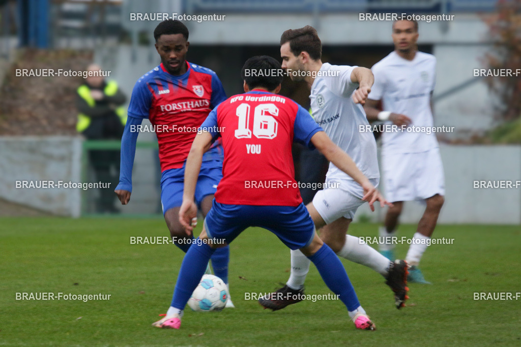 VFL Jüchen Garzweiler - KFC Uerdingen | Jüchen, Deutschland, 20.09.2025 Seongsun You und Ephraim Kalonji  (KFC Uerdingen) im Kampf um den Ball während des Oberliga Niederrhein Spiels zwischen VFL Jüchen Garzweiler KFC Uerdingen auf der Bezirkssportanlage am 13. Dezember 2025 in Jüchen,  Deutschland. (Foto von Ralph Görtz /Brauer-Fotoagentur)