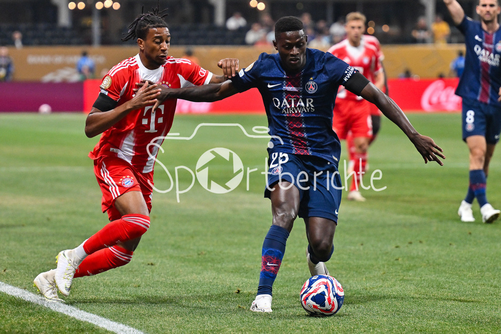 Paris Saint Germain - FC Bayern München | im Duell Michael OLISE (FC Bayern Muenchen 17) und Nuno MENDES (Paris SG 25) / Zweikampf / FIFA Club World Cup: Paris Saint Germain - FC Bayern Muenchen, Mercedes Benz Stadium am 05.07.2025 / NOT FOR SALE IN USA