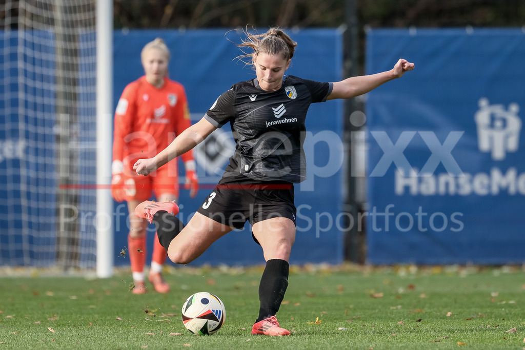 Fussball, DFB-Pokal Frauen, Hamburger SV - FC Carl Zeiss Jena | v.li.: Toma Ihlenburg (FC Carl Zeiss Jena, 3) am Ball, Einzelbild, Ganzkörper, Aktion, Action, Spielszene, DIE DFB-RICHTLINIEN UNTERSAGEN JEGLICHE NUTZUNG VON FOTOS ALS SEQUENZBILDER UND/ODER VIDEOÄHNLICHE FOTOSTRECKEN. DFB REGULATIONS PROHIBIT ANY USE OF PHOTOGRAPHS AS IMAGE SEQUENCES AND/OR QUASI-VIDEO.
