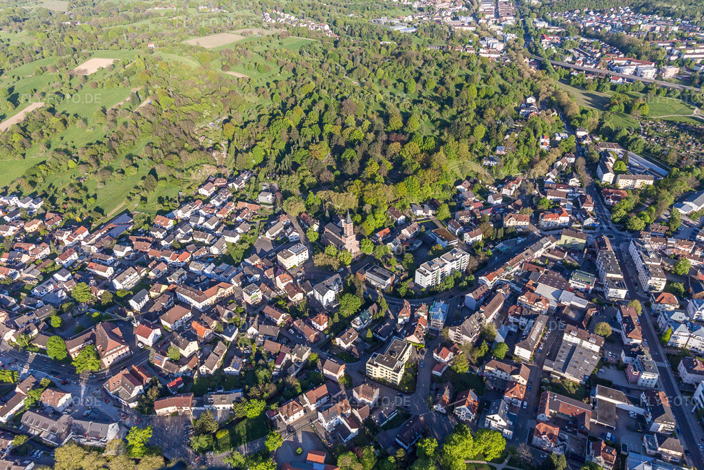 Luftbild: vor dem Friedhofswald im Ortsteil Oos in Baden-Baden im Bundesland Baden-Württemberg in Deutschland. Foto: IMG_099164.jpg vom 23.04.2017 durch Werner Riehm/FLY-FOTO.de