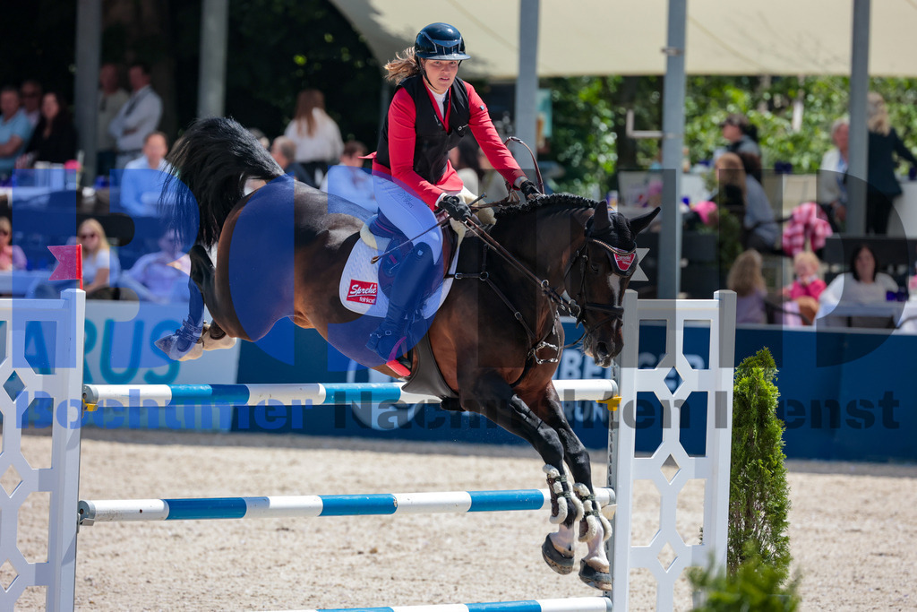 Longines Balve Optimum - Springen Samstag {date} -  | {headline}(Foto: Sebastian Sendlak / BOND) - Realisiert mit Pictrs.com