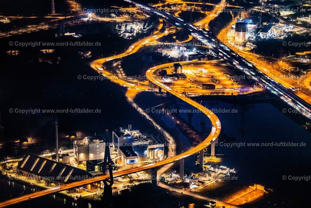 Hamburg_Köhlbrandbrücke_Nachtaufnahme_ELS_5834060325 | HAMBURG 06.03.2025 Nacht- Lichter und Beleuchtung Baustelle zum Neubau eines Hochtank- Bauwerk des Energie- und Wärmespeicheranlage der Kraft-Wärme-Kopplung Anlage Dradenau im Energiepark an der Dradenaustraße im Ortsteil Waltershof in Hamburg, Deutschland. Weiterführende Informationen bei: Hamburger Energiewerke GmbH. // Night lighting construction site for the new high-tank structure of the energy and heat storage facility of the Dradenau combined heat and power plant on Dradenaustrasse in the Waltershof district of Hamburg, Germany. Further information at: Hamburger Energiewerke GmbH. Foto: Martin Elsen