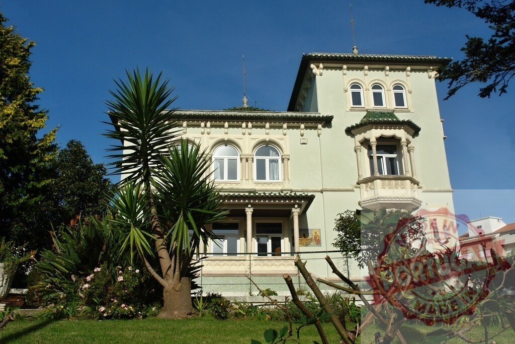 Ornate old villa house with garden and blue sky | Ornate old villa building with green tiled roof, bay window, garden and yucca plant - Realisiert mit Pictrs.com