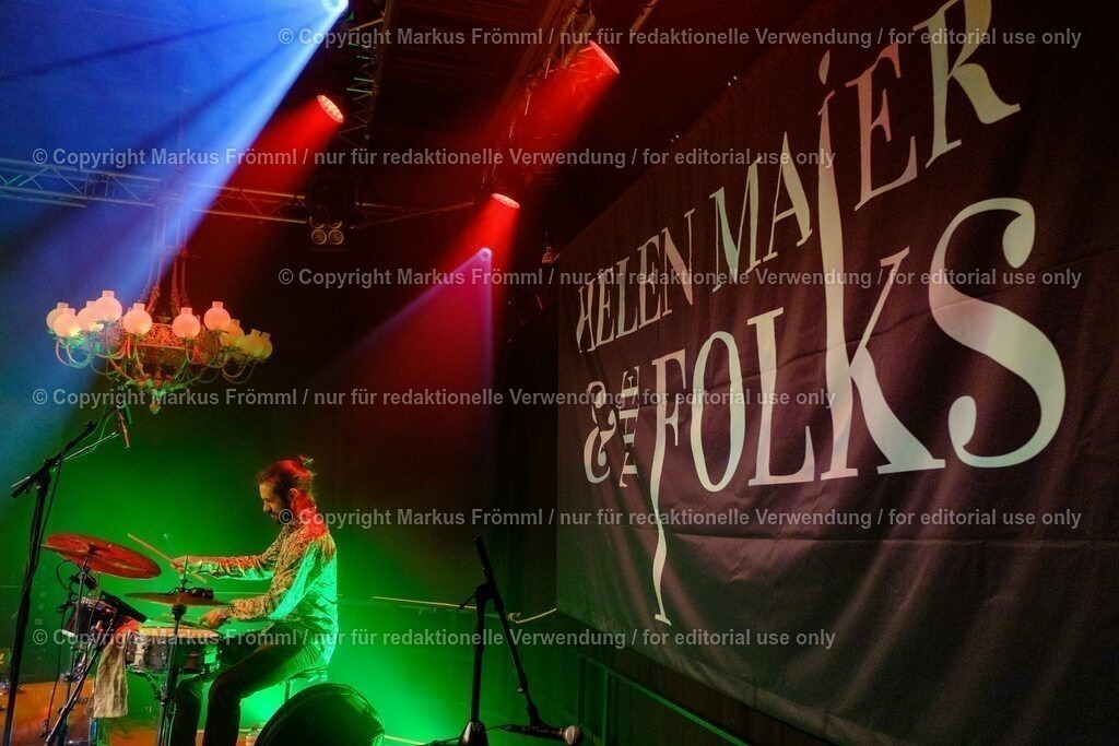 20230728-helen-maier-and-the-folks-050 | Helen Maier &amp; The Folks am Luzern Live Festival. Am Freitag 28. Juli 2023 im Hotel Schweizerhof in Luzern. Helen Maier — Violine / Alexander Graf — Violine, Bratsche / Andreas Gut — Akkordeon / Theo Känzig — Gitarre / Jonas Künzli — Kontrabass / Adrian Böckli — Schlagzeug, Percussion. Foto: Markus Frömml