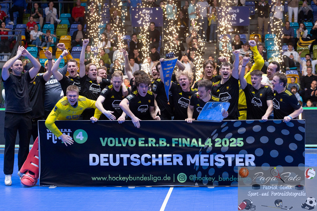 Volvo E.R.B. Final 4 Finale Männer: Harvestehuder THC - Crefelder HTC, 26.01.2025 | Der Harvestehuder THC ist Deutscher Meister im hallenhockey 2025, Die Spieler feiern und jubeln, Fülöp Losonci (Harvestehuder THC #4) &amp; Kilian Pöhling (Harvestehuder THC #5) &amp; .10. &amp; Philip Lieser (Harvestehuder THC #11) &amp; Anton Pöhling (Harvestehuder THC #12) &amp; Tom Schneider (Harvestehuder THC #14) &amp; Moritz Frey (Harvestehuder THC #17) &amp; Anton Brinckmann (Harvestehuder THC #18) &amp; Titus Wex (Harvestehuder THC #19) &amp; Max Lassen (Harvestehuder THC #21) &amp; Felix Glander (Harvestehuder THC #22) &amp; Simon Reich (Harvestehuder THC #24)  &amp; Vincent Julius Scholz (Harvestehuder THC #27) &amp; Gracjan Jarzynski (Harvestehuder THC #31) &amp; Maximilian Cohrs (Harvestehuder THC #32) &amp; Jonas von Gersum (Harvestehuder THC #55) &amp; Jasper Ditzer (Harvestehuder THC #77), Harvestehuder THC - Crefelder HTC, Frankfurt, Süwag Arena, 26.1.2025 - Realisiert mit Pictrs.com