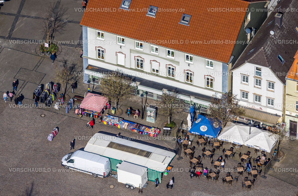 Werl220301268 | Luftbild, Markt und Außengastronomie am Alter Markt in der Altstadt von Werl, Soester Börde, Nordrhein-Westfalen, Deutschland
